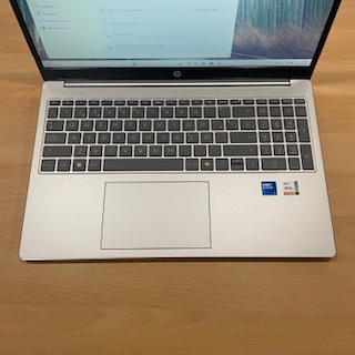 Slika prenosnika in njegove tipkovnice